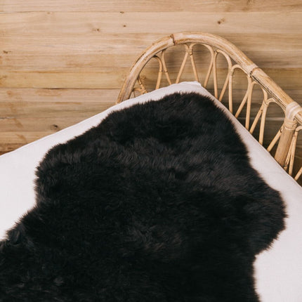 Saueskinn | Lang lugg | 90x60 cm Svart